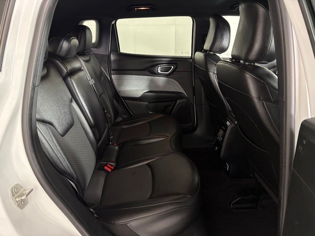 Used 2024 White Jeep Latitude image 39