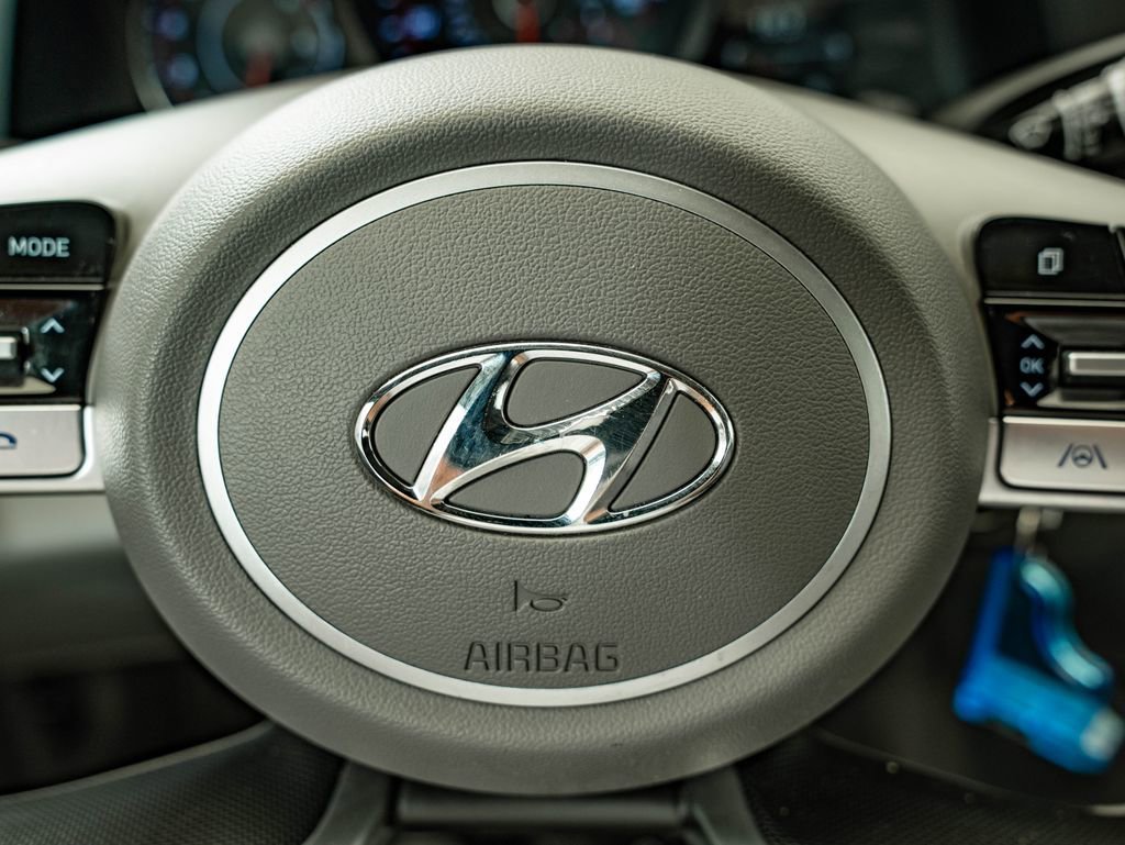 Used 2021 Quartz White Hyundai SE image 28