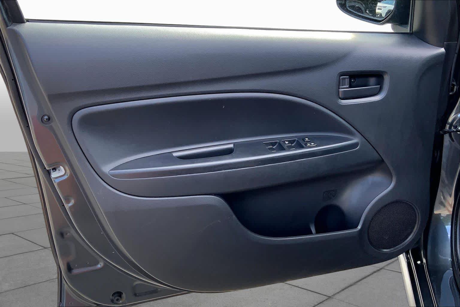 Used 2024 Graphite Gray Metallic Mitsubishi ES image 21