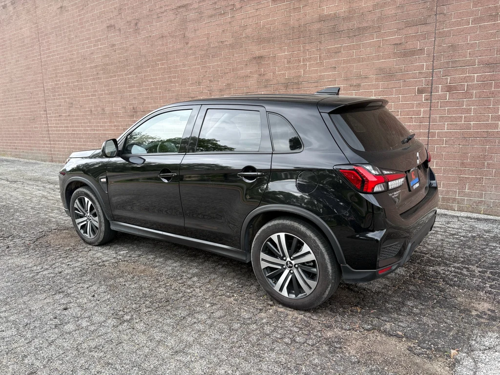 Used 2025 Labrador Black Pearl Mitsubishi ES image 3