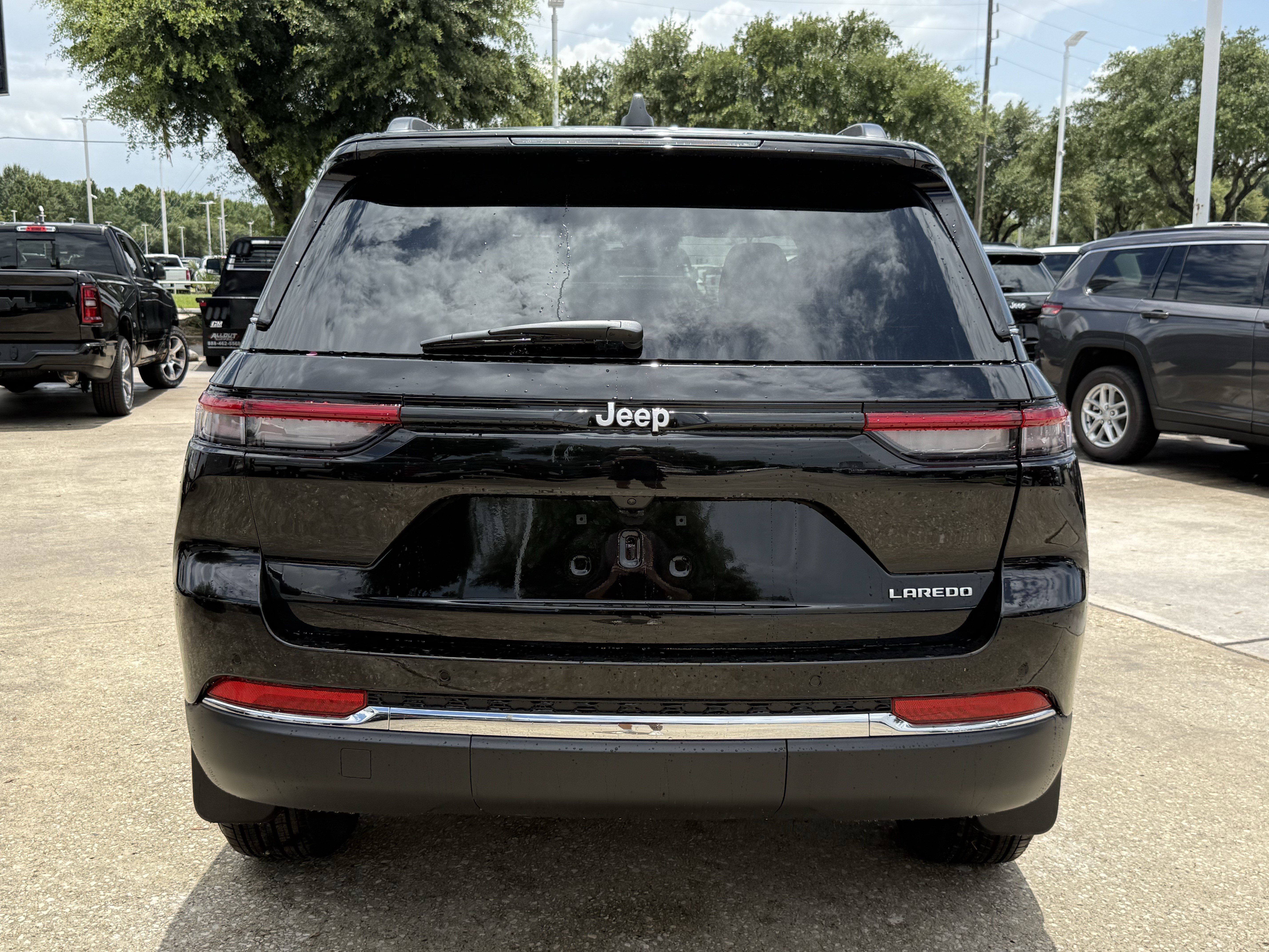 New 2026 Diamond Black Crystal Pearl-Coat Exterior Paint Jeep Laredo image 6