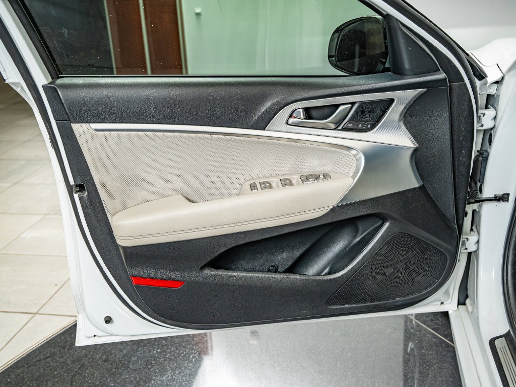 Used 2022 Uyuni White Genesis 3.3T image 18