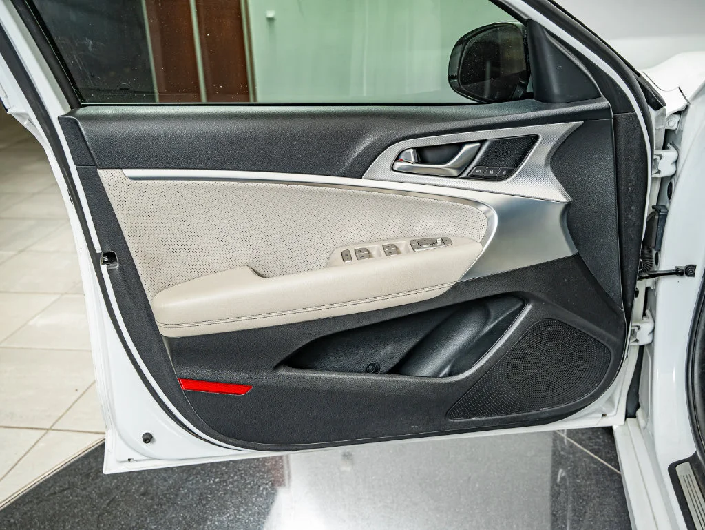 Used 2022 Uyuni White Genesis 3.3T image 18