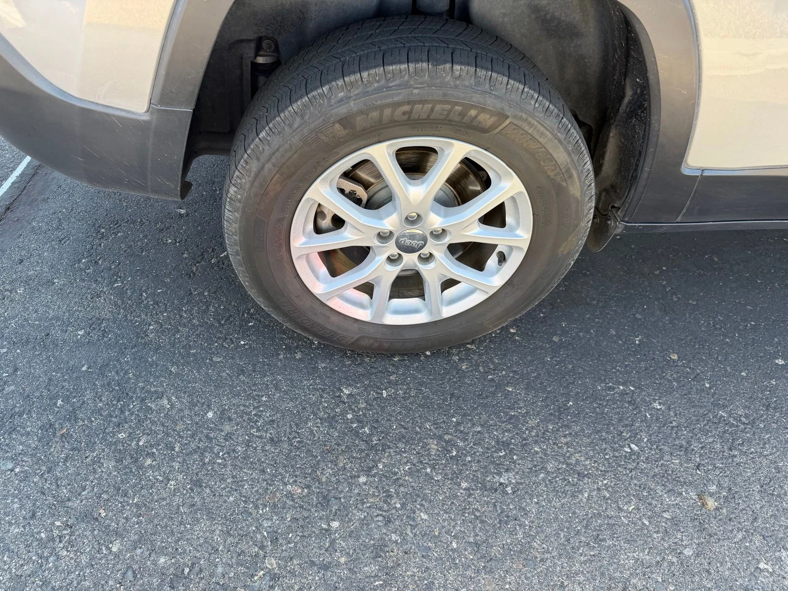 Used 2018 Silver Jeep Latitude Plus image 10