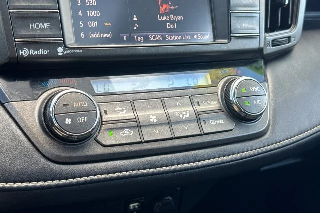 Used 2014 Silver Toyota XLE image 22