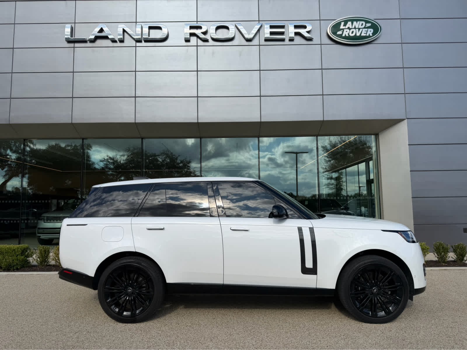 Certified Used 2024 Ostuni Pearl White Metallic Land Rover Autobiography image 4