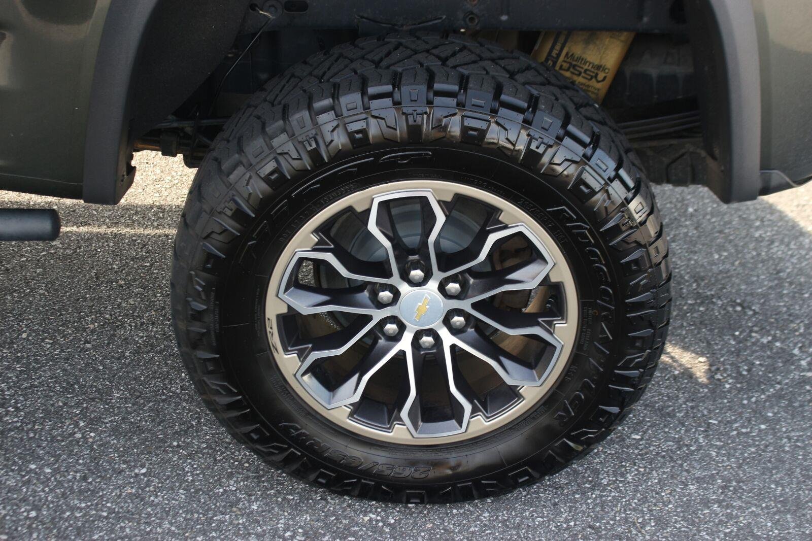Used 2018 DEEPWOOD GREEN METALLIC Chevrolet 4WD ZR2 image 38