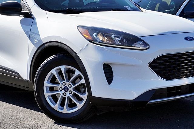 Used 2022 White Ford SE image 3