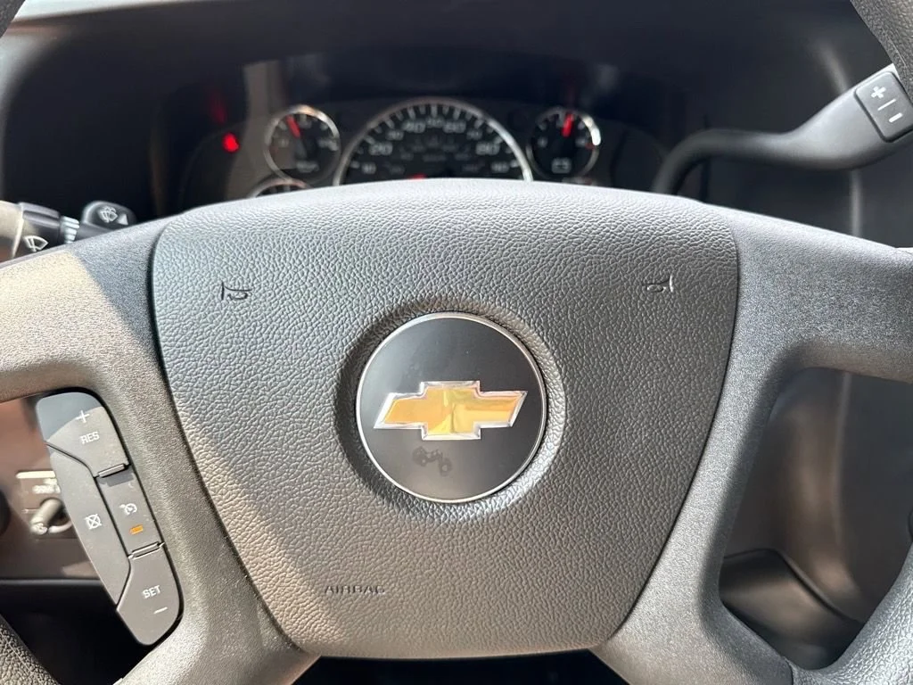 New 2025 Summit White Chevrolet 1WT image 22