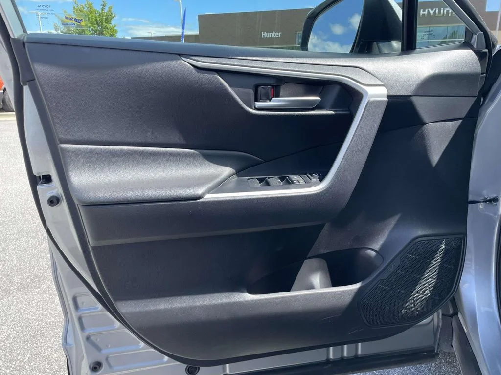 Used 2025 Silver Sky Metallic Toyota XLE image 5