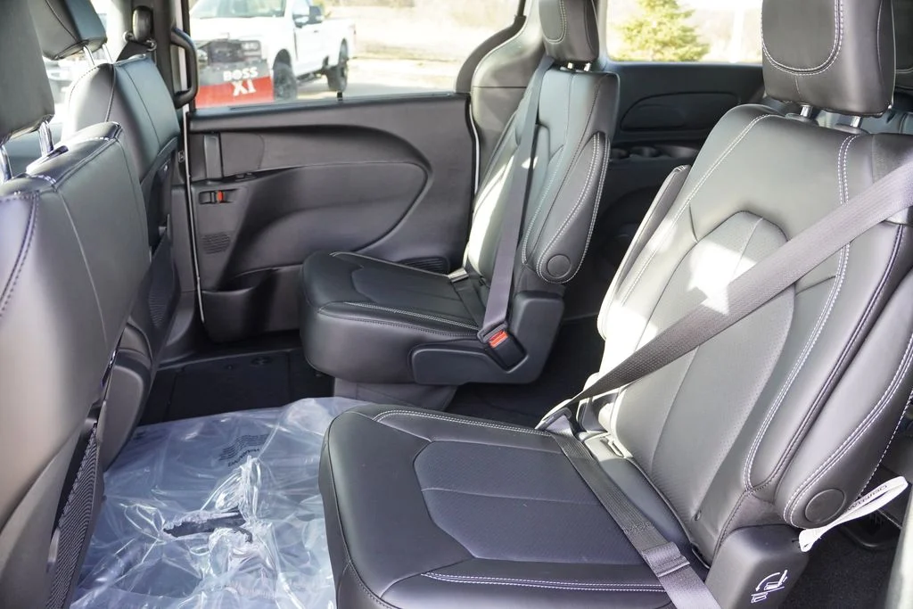 New 2026 Bright White Clear-Coat Exterior Paint Chrysler Select image 13