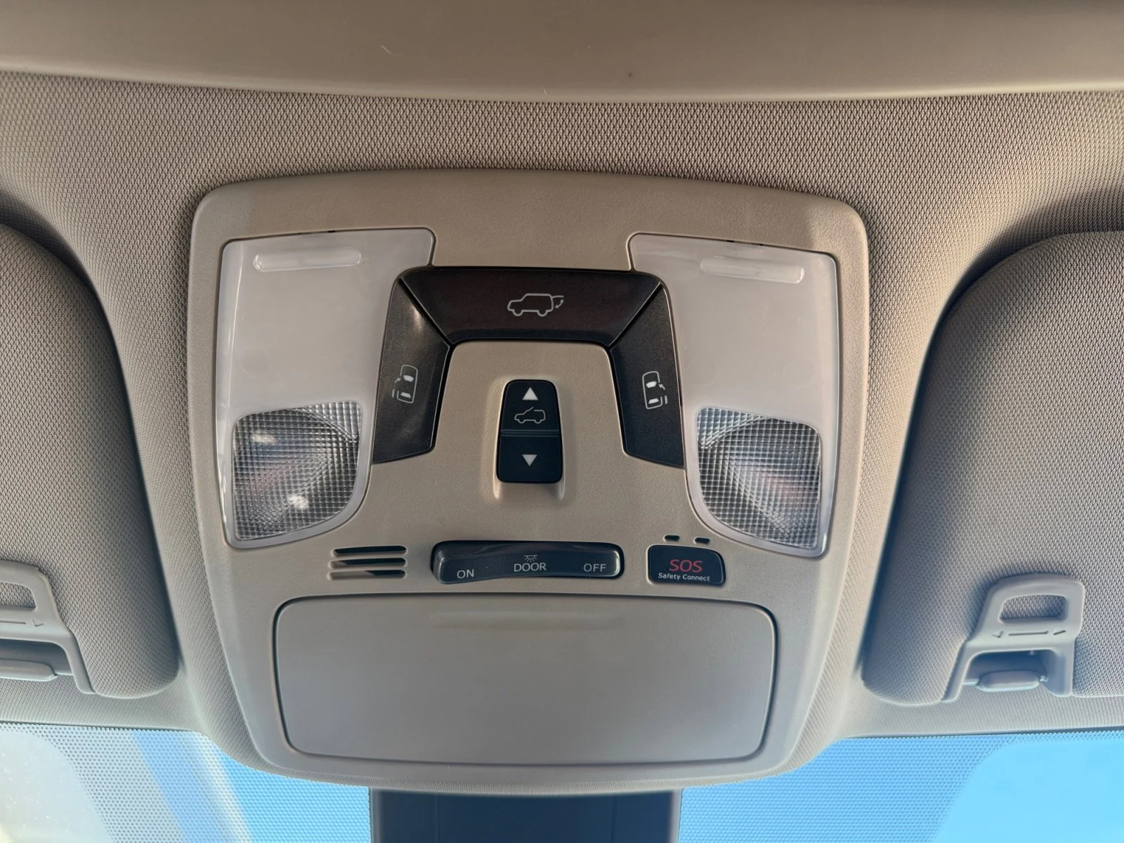 Used 2018 Super White Toyota XLE Premium image 27