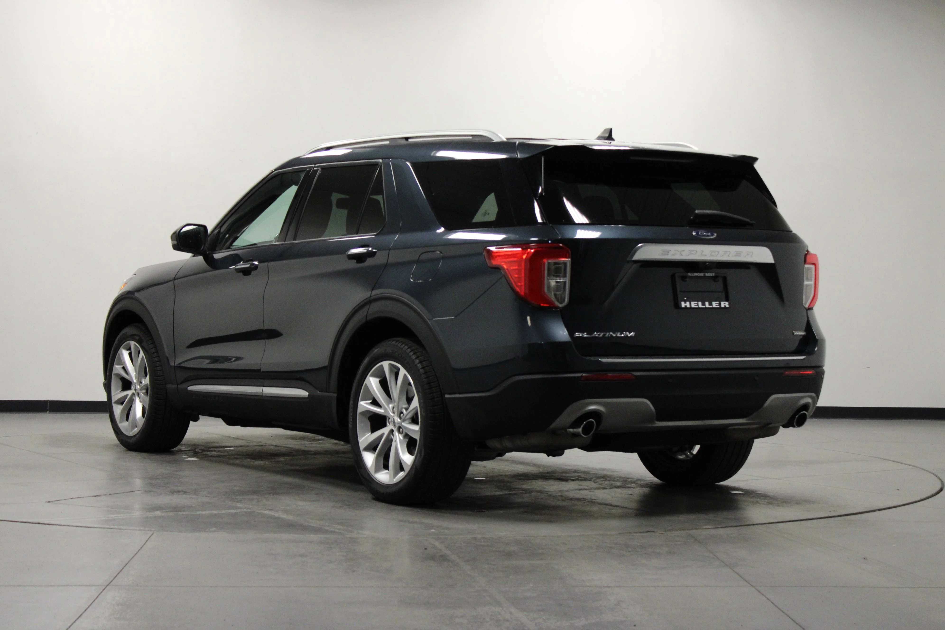 Used 2022 Blue Metallic Ford Platinum image 6