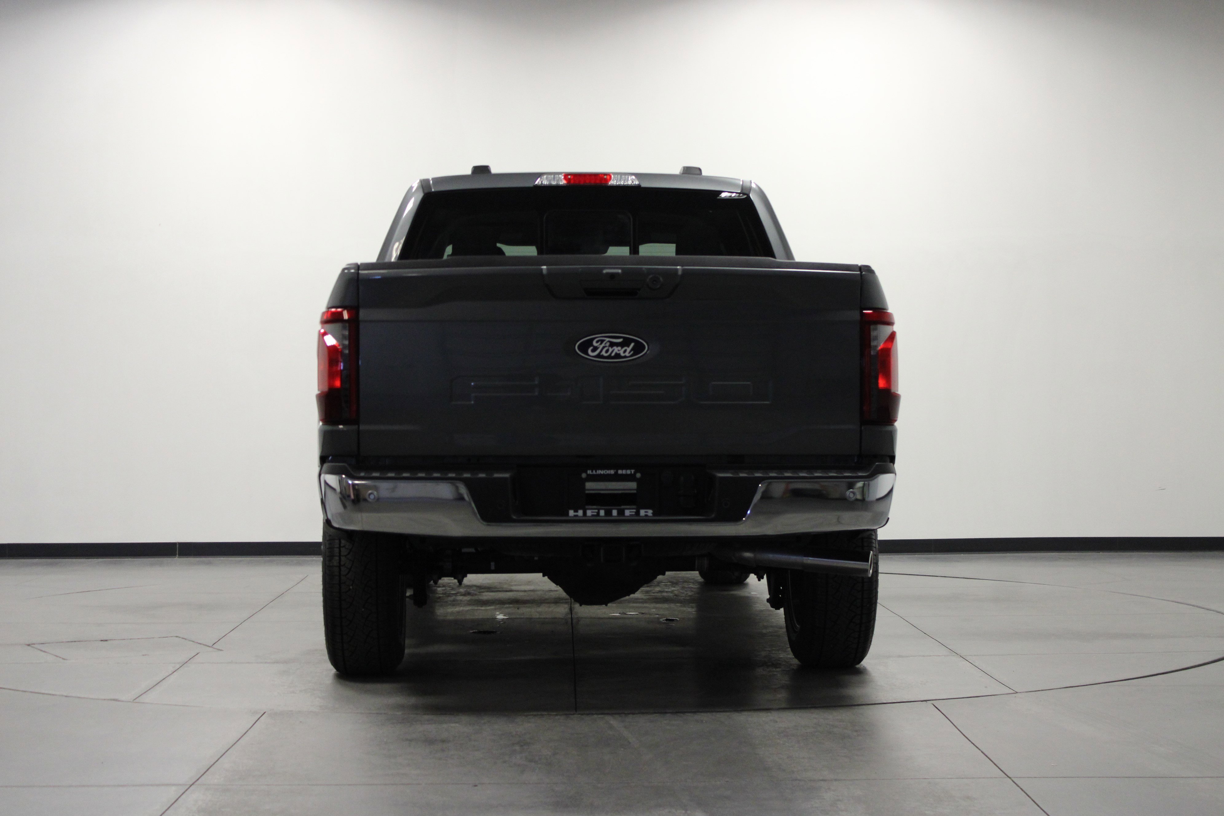 New 2026 Carbonized Gray Metallic Ford XLT image 5
