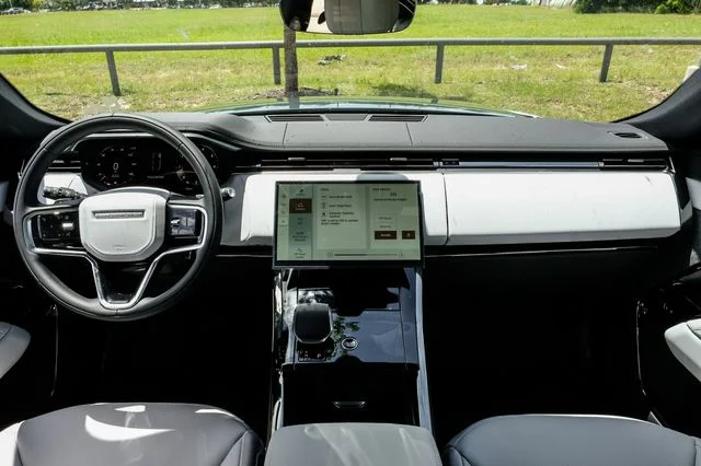 New 2026 Giola Green Metallic Land Rover SE image 19