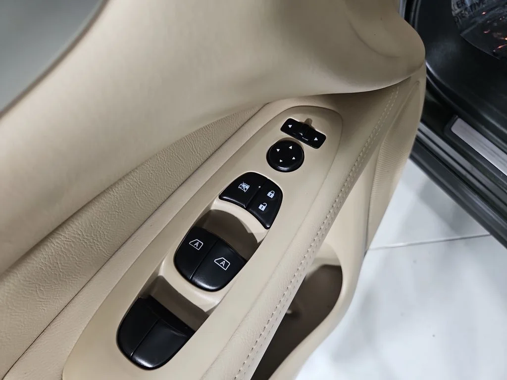 Used 2018 Green Nissan SL image 12