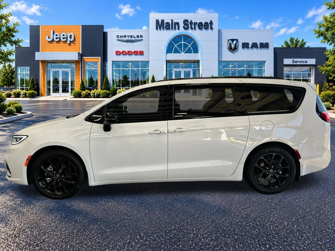Used 2026 Chrysler Pacifica Select with VIN 2C4RC1BG7TR247752 for sale in Kansas City