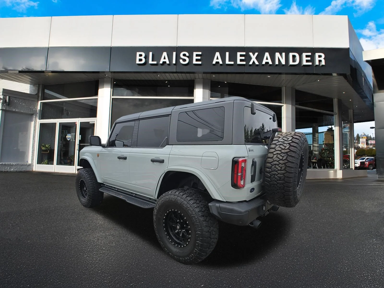 Used 2023 Cactus Gray Ford Badlands image 6
