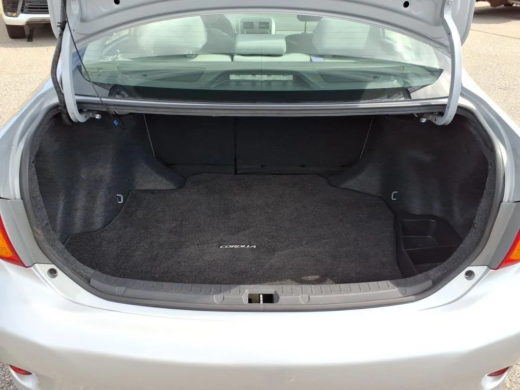 Used 2010 Silver Toyota LE image 7