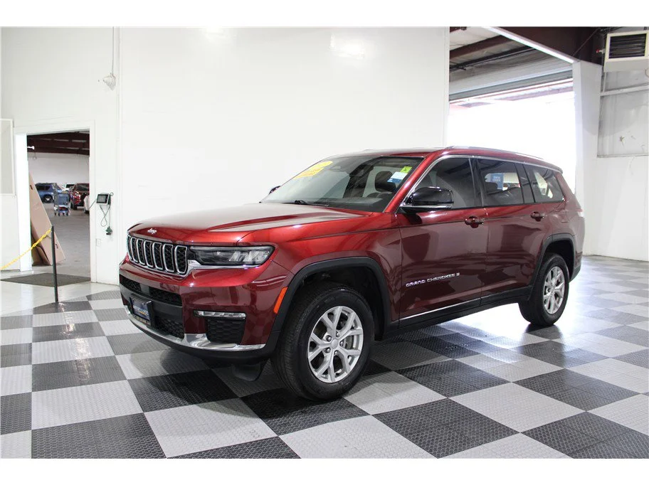 Used 2023 Velvet Red Pearlcoat Jeep Limited image 14