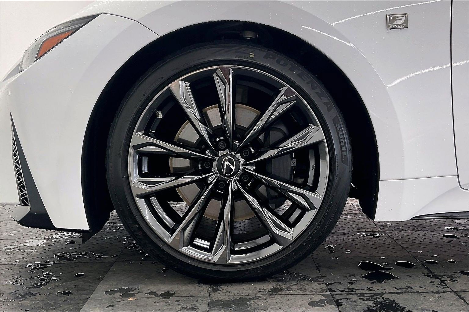 2022 Lexus IS 350 F SPORT photo 3