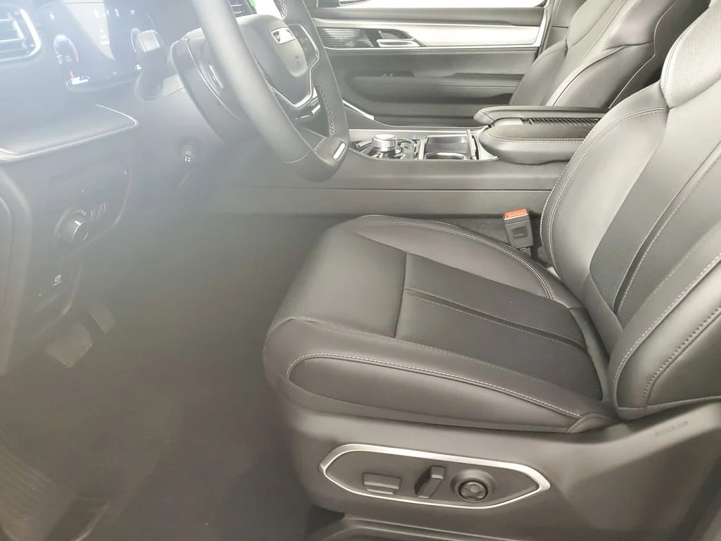 New 2026 Baltic-Gray Metallic Clear-Coat Exterior Paint Jeep Limited Altitude image 10