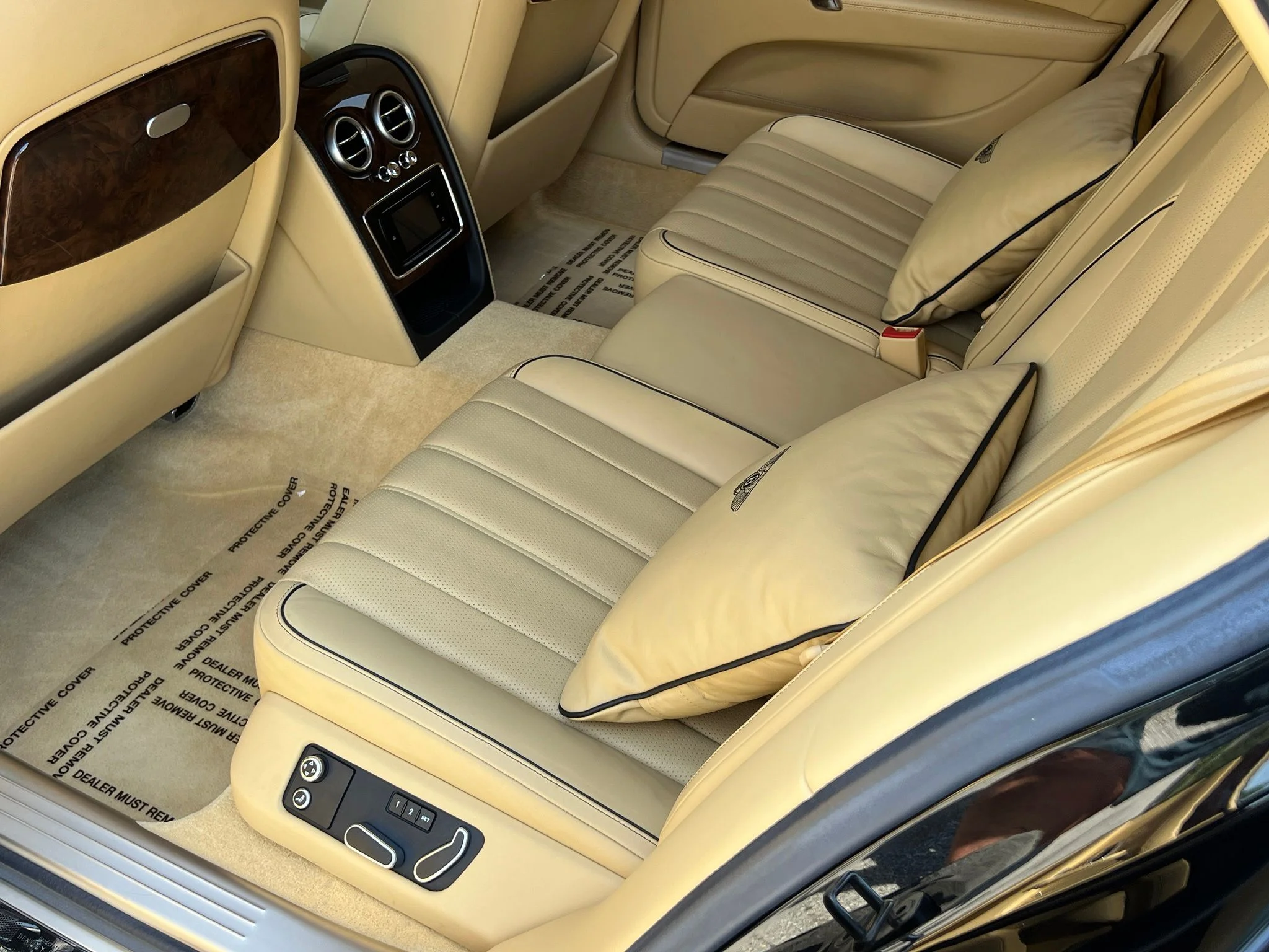 Used 2014 Black Bentley Base image 19