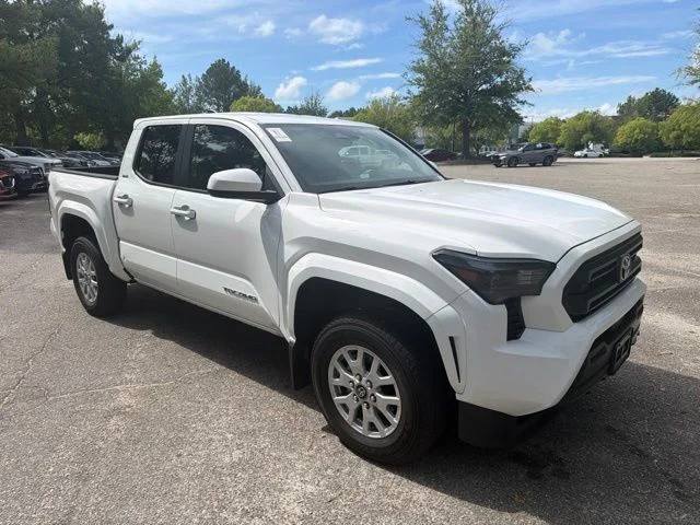 Used 2025 White Toyota SR5 image 7