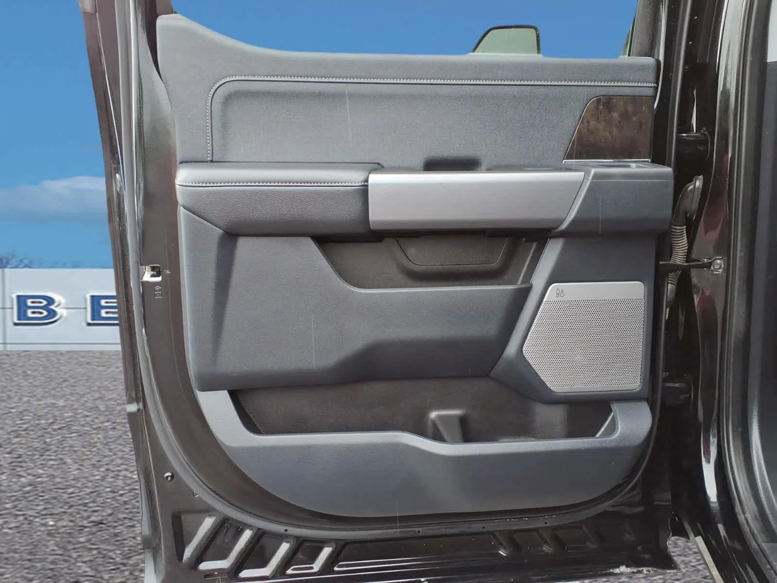 Used 2024 Agate Black Metallic Ford LARIAT image 29