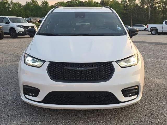 Used 2025 White Chrysler Limited image 8