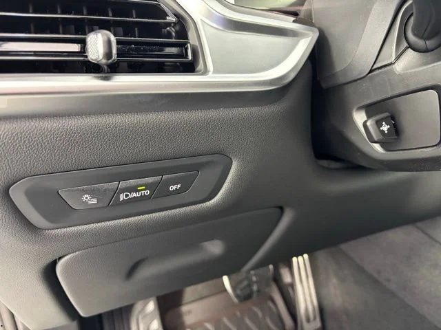 New 2026 Mineral White Metallic BMW xDrive40i image 18