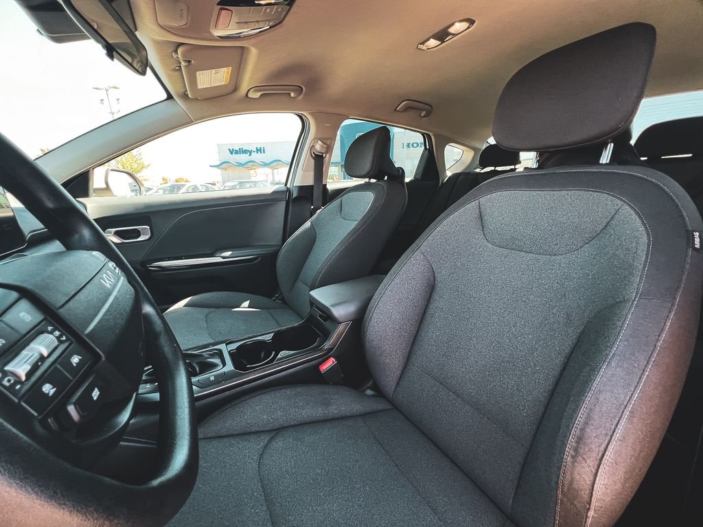 Used 2025 White Kia LXS image 16