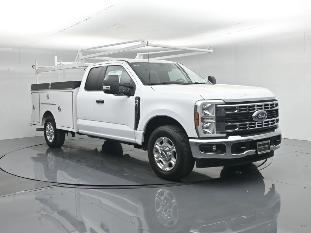 New 2026 Oxford White Ford XLT image 1