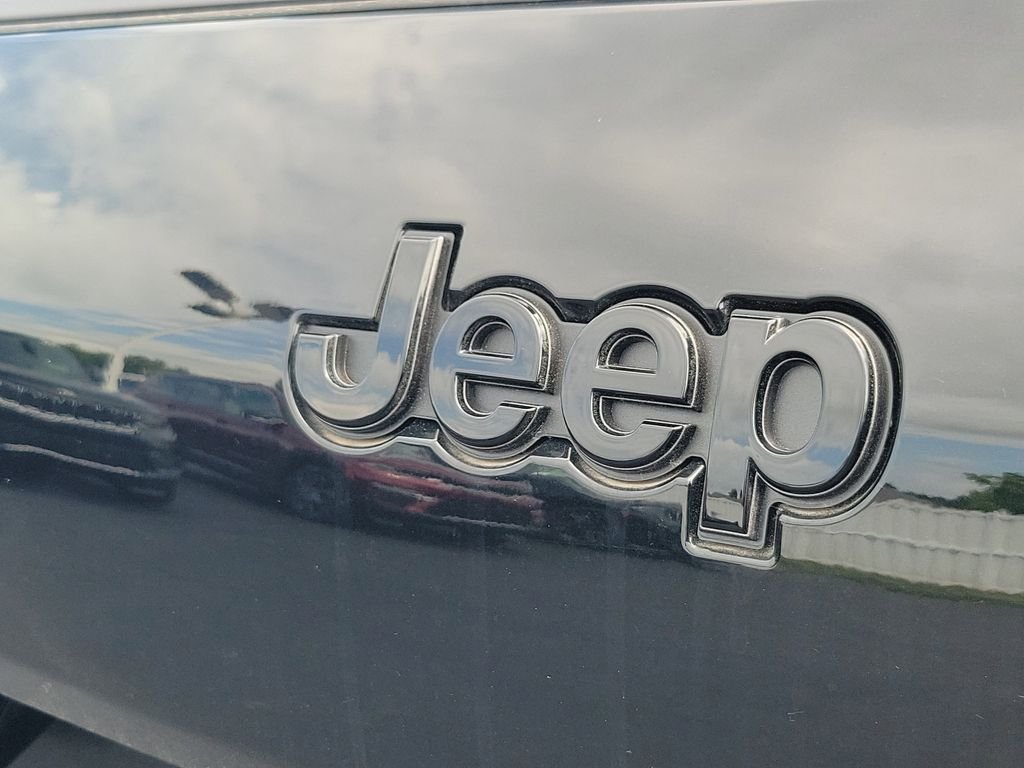 New 2026 Diamond Black Crystal Pearl-Coat Exterior Paint Jeep Altitude image 6