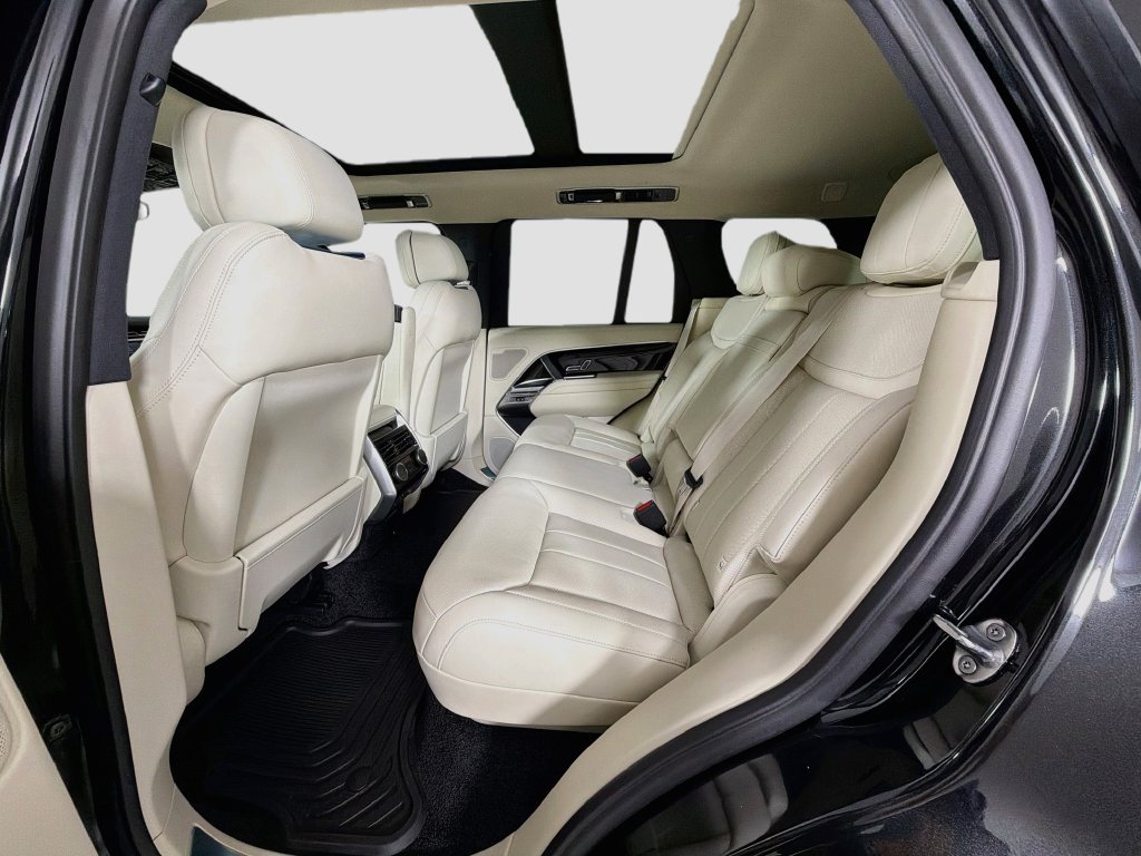 New 2027 Santorini Black Land Rover SE image 26