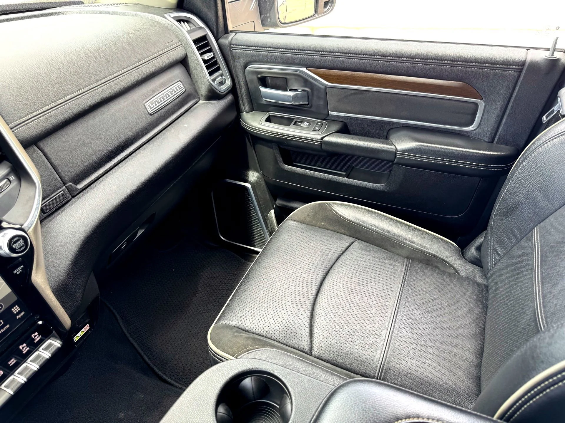 Used 2024  Ram Laramie image 31
