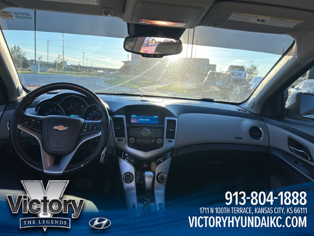 Used 2014 White Chevrolet 1LT image 27