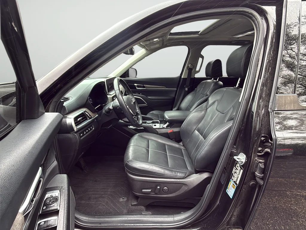 Used 2022 Black Kia EX image 14