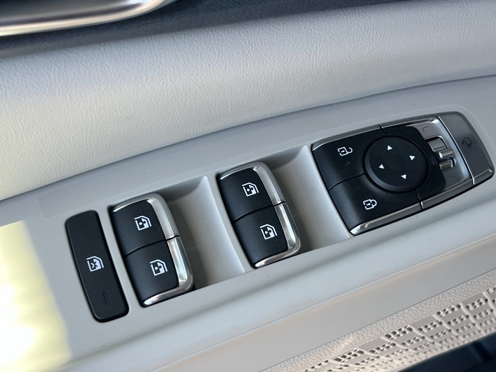 New 2026 Snow White Pearl Kia EX image 11