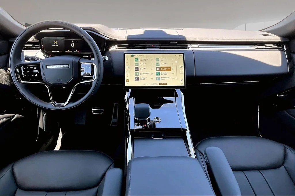 New 2026 Black Land Rover Dynamic SE image 5