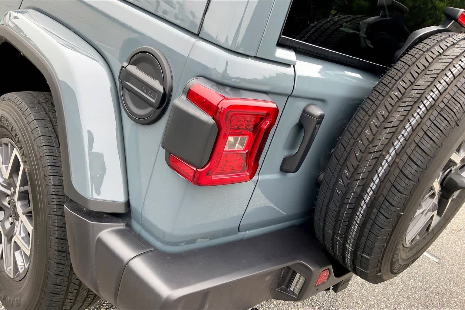 Used 2024 Anvil Clear Coat Jeep Sahara image 27