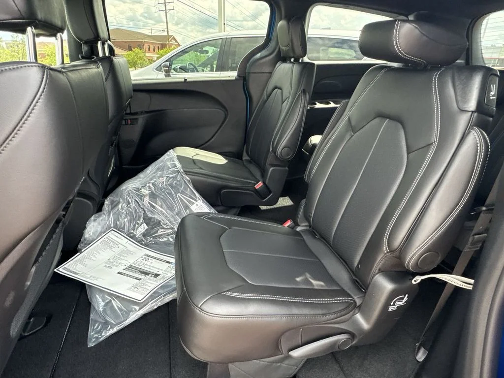 New 2027 Hydro Blue Pearl-Coat Exterior Paint Chrysler Select image 28