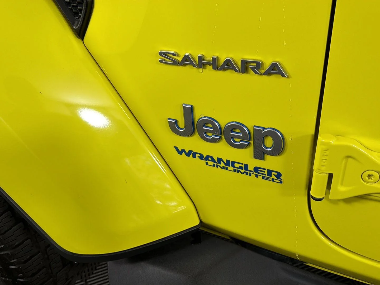 Used 2022 High Velocity Clearcoat Jeep Unlimited Sahara image 10