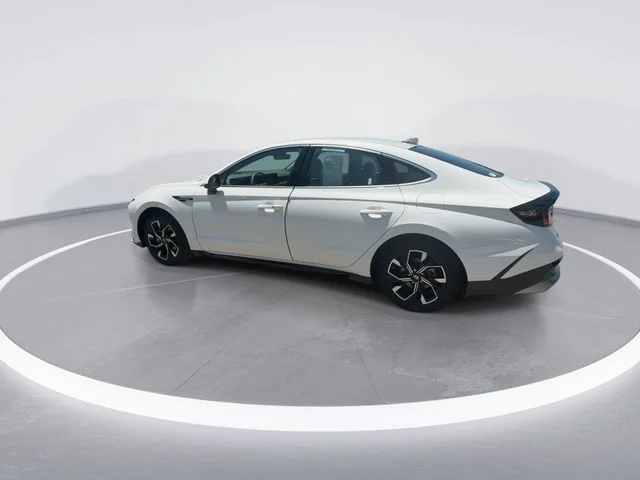 Used 2024 White Hyundai SEL image 6