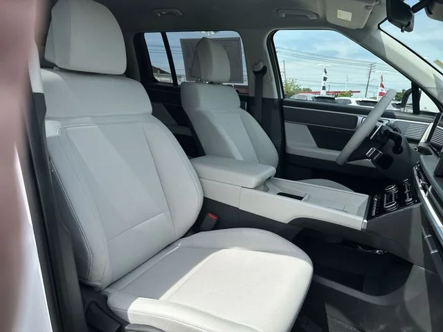 Used 2025 White Hyundai SE image 27