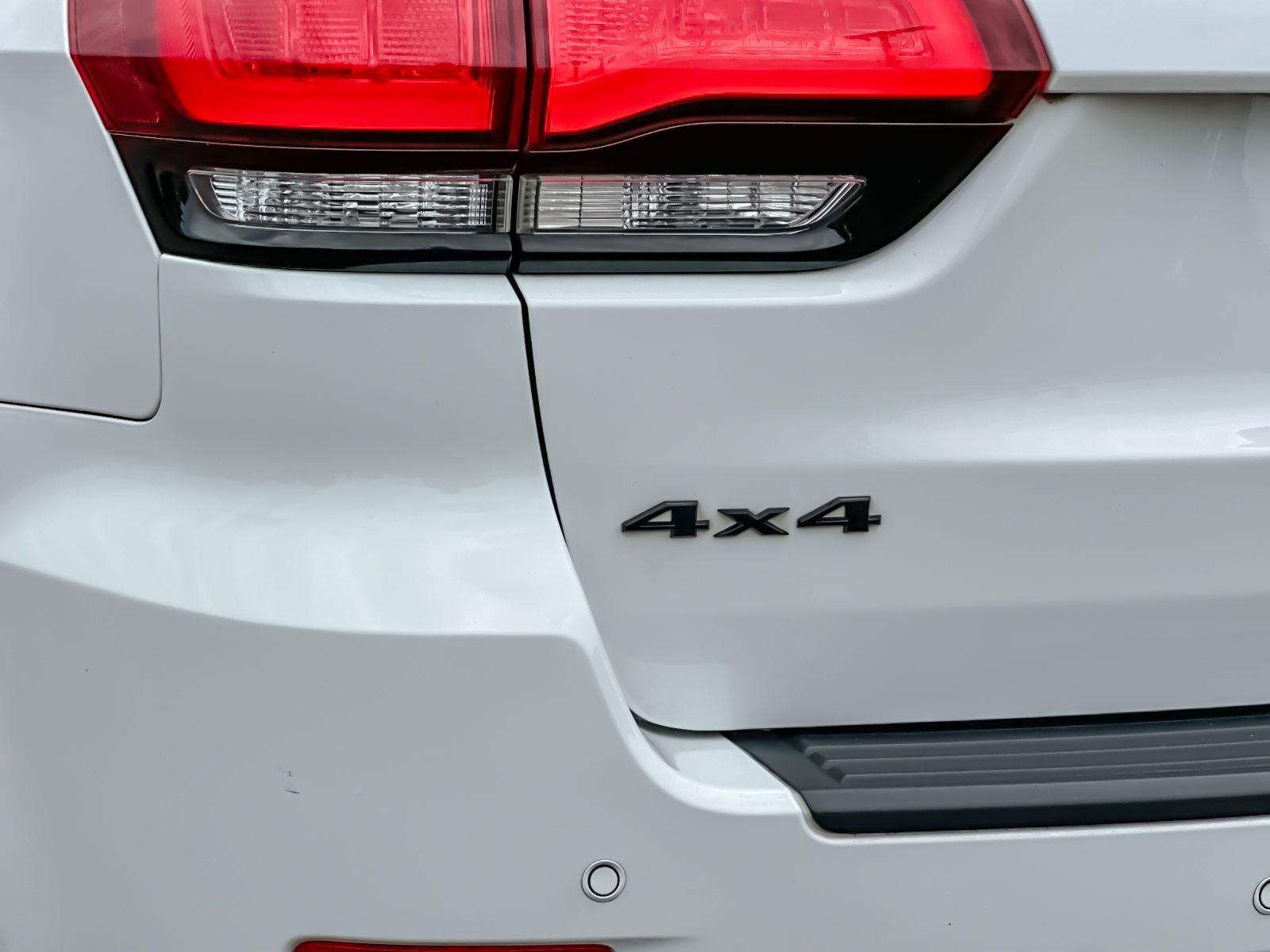 Used 2022 White Jeep Laredo X image 26