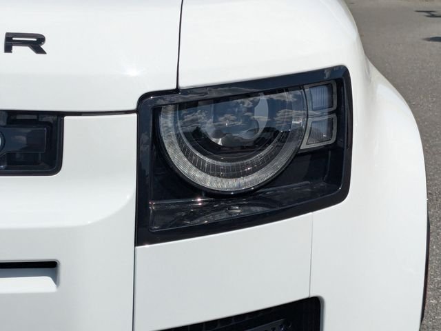 Used 2025  Land Rover X-Dynamic SE image 9