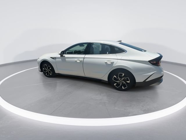 Used 2024 White Hyundai SEL image 6