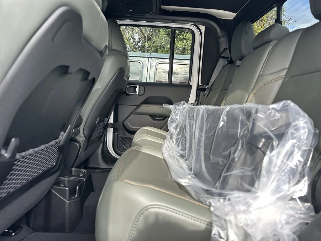 New 2026 Bright White Clear-Coat Exterior Paint Jeep Mojave X image 15