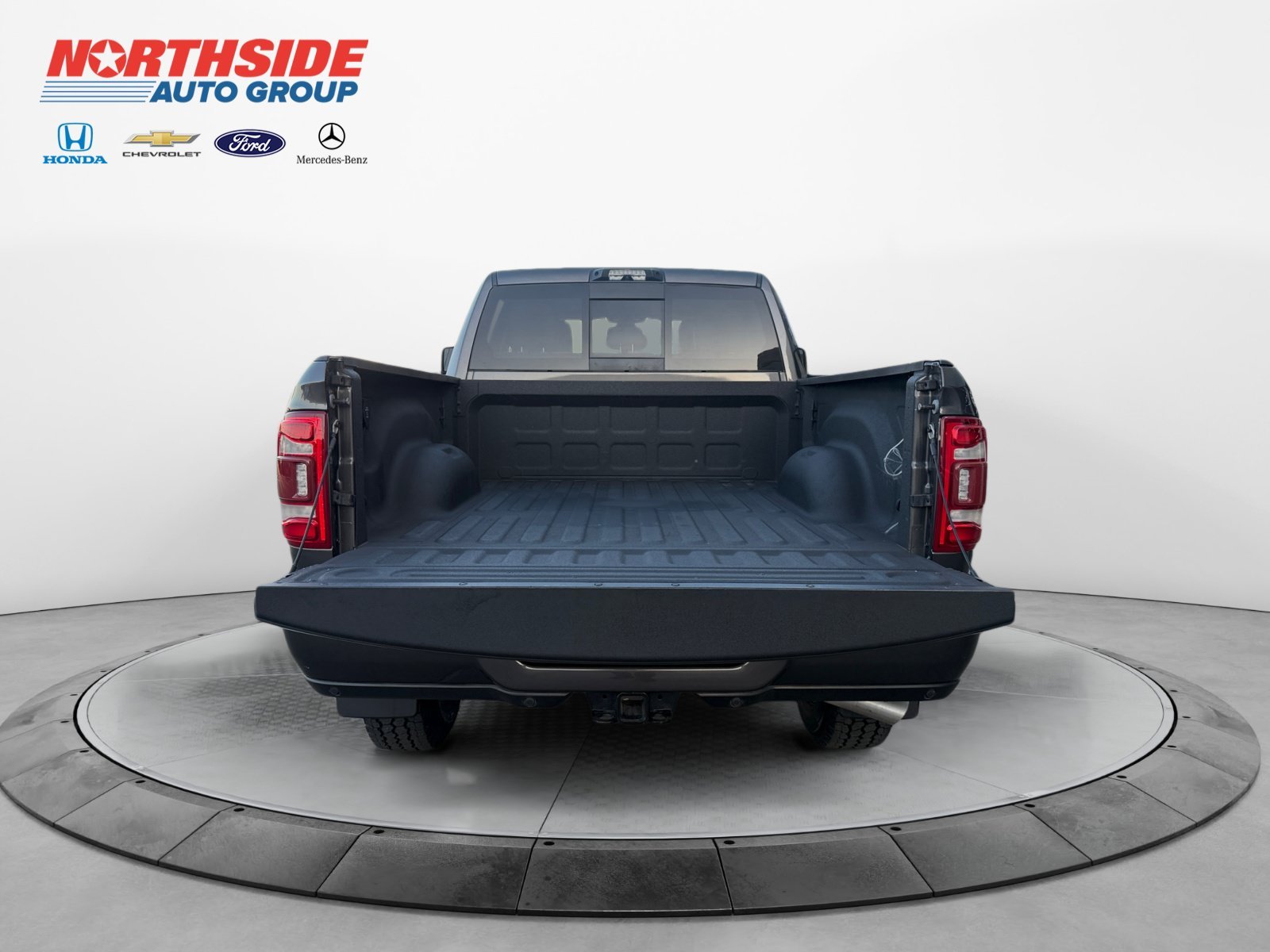 Certified Used 2023 Granite Crystal Clearcoat Metallic Ram Laramie image 19